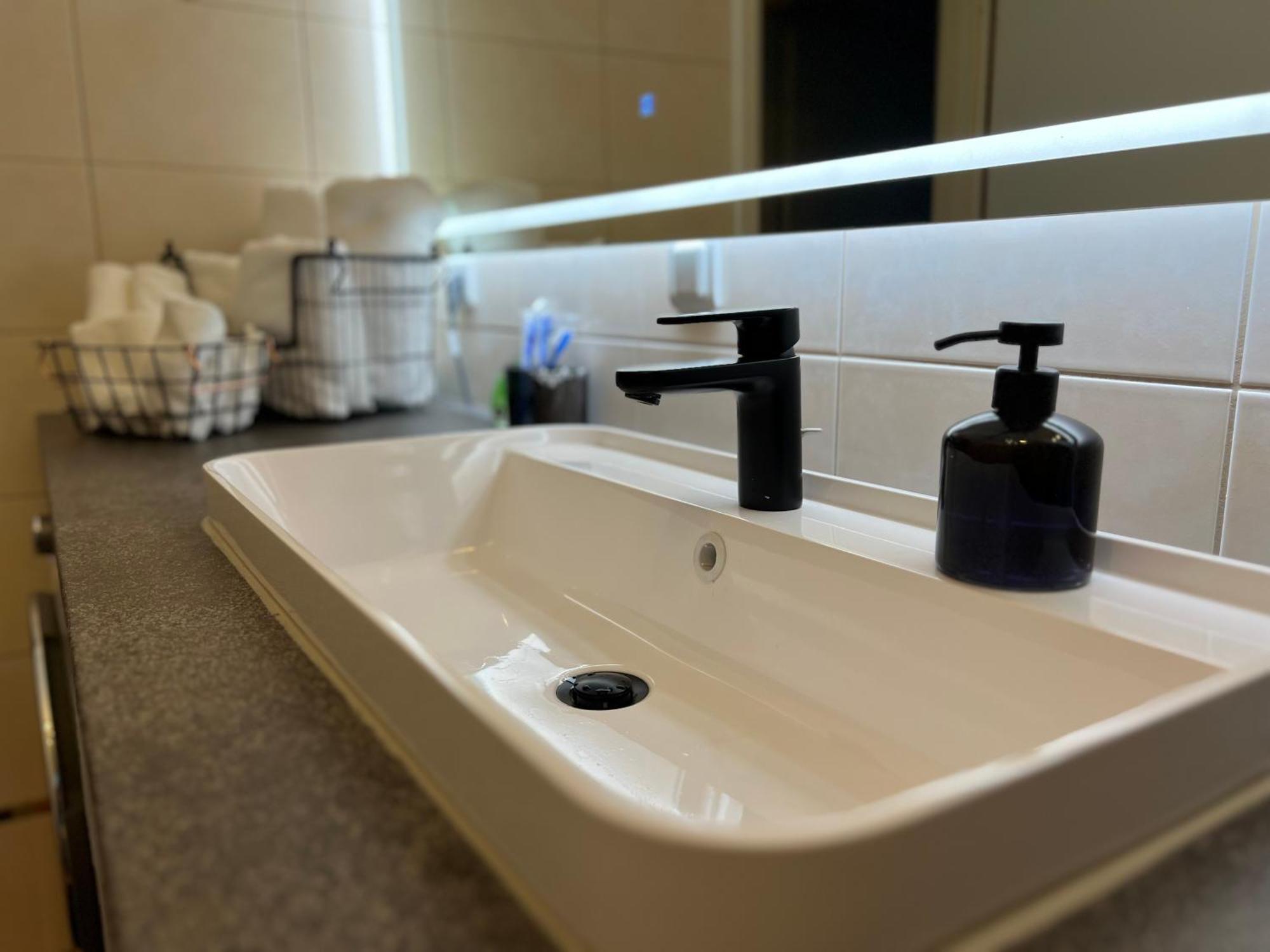 Mintara Komfort Apartment Mit Grill -Terrasse, Sky Und Parkplatz マクデブルク エクステリア 写真
